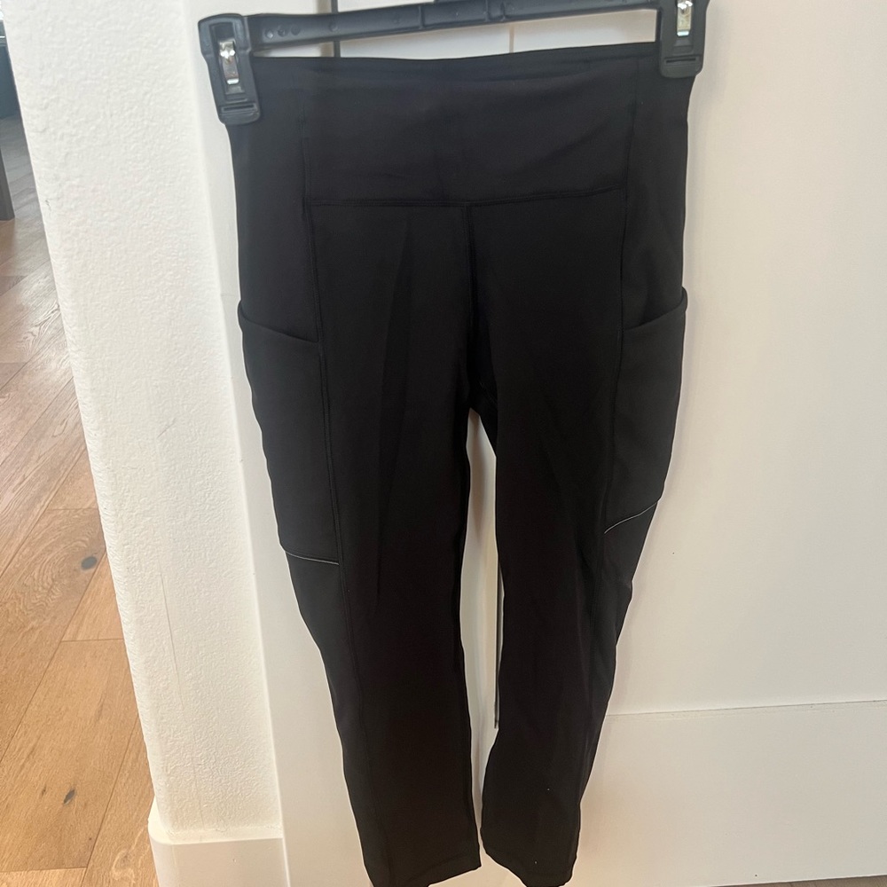 Lululemon cropped leggings luxtreme size 2 with pockets and reflective logo